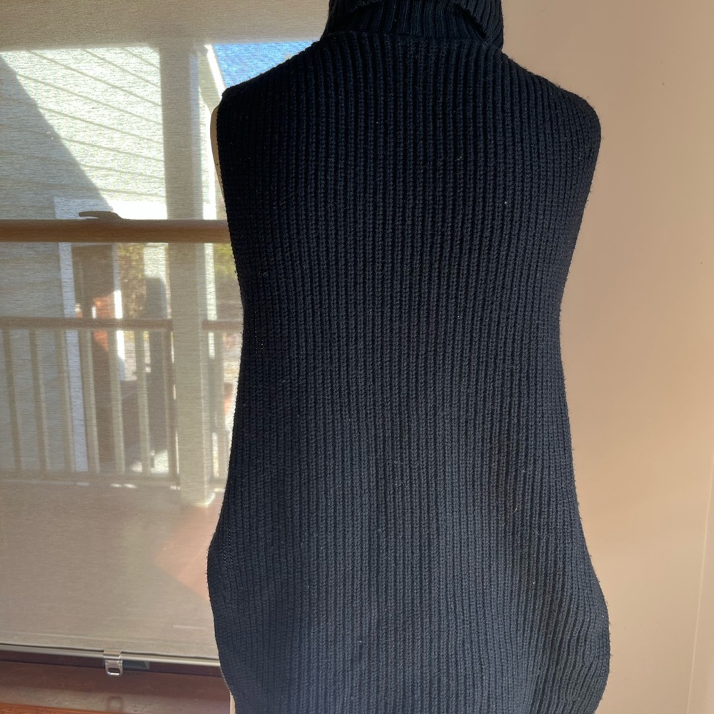 Uniqlo Black Sleeveless Turtleneck Sweater